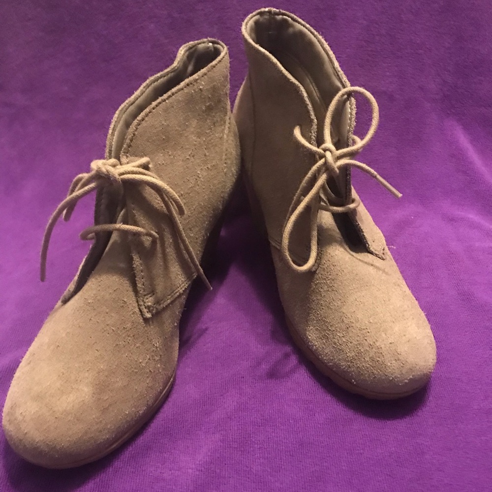 White Mountain suede bootie